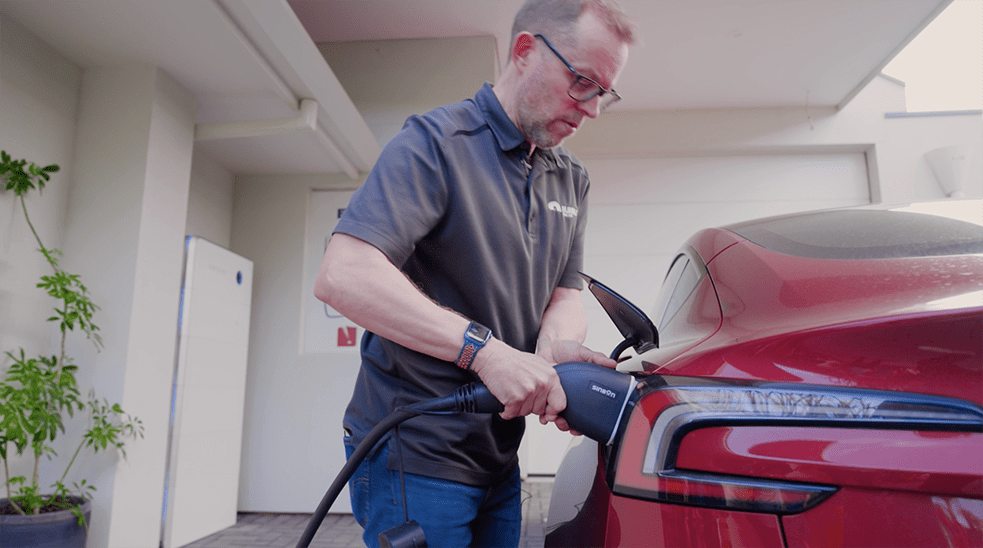 Plugging in a Tesla to the Sigenstor 