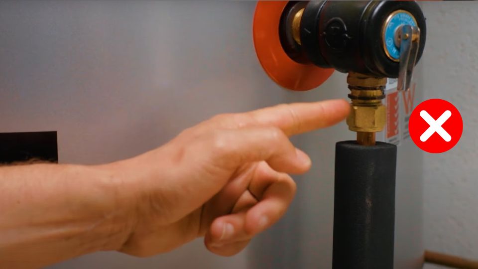 The fittings between a valve and a pipe must also be insulated on hot water heat pumps.